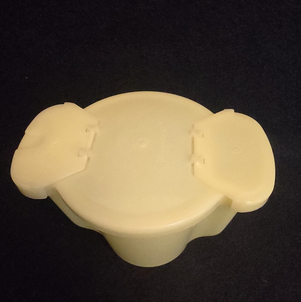 Tupperware Yellow Sugar Dispenser - Picture 2 of 5